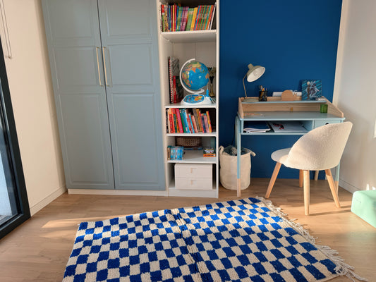 Tapis berbère à damier blanc bleu 1,5m x 1m