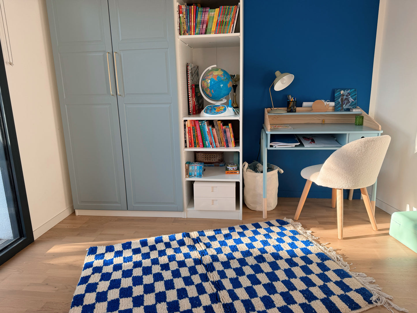 Tapis berbère à damier blanc bleu 1,5m x 1m