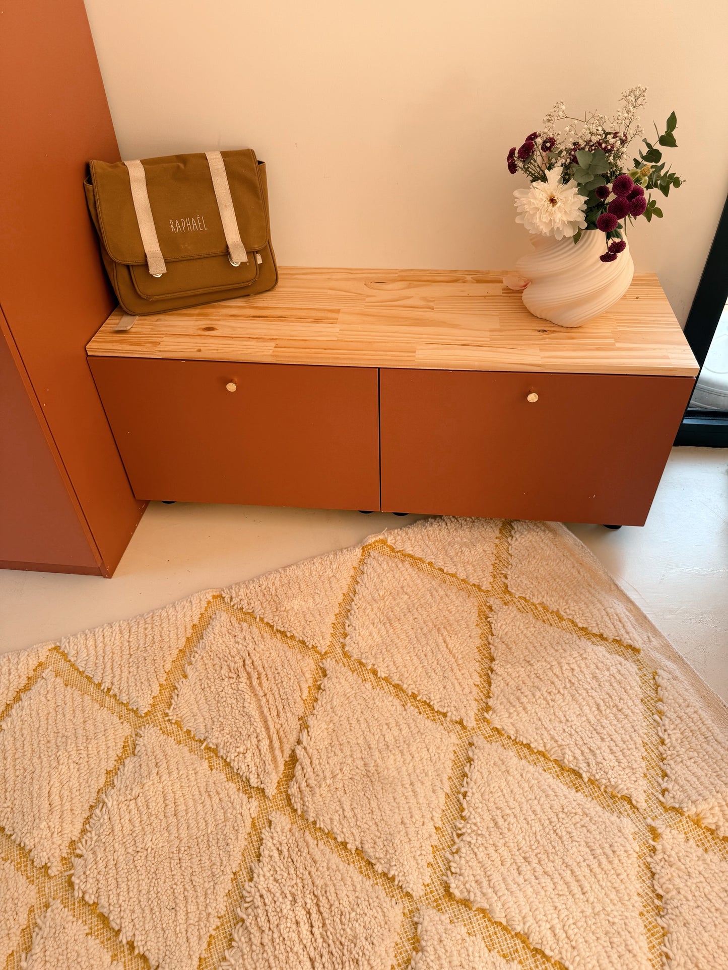 Tapis berbère blanc à ligne jaune 1,5m x 1m